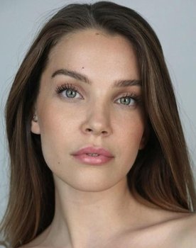 Yaren Güldiken as Pelin