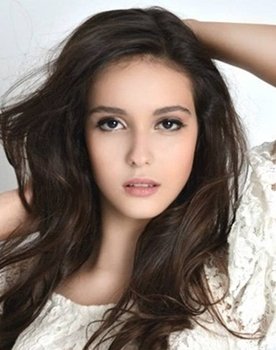 Rafaela Sampaio as Estela (Young)