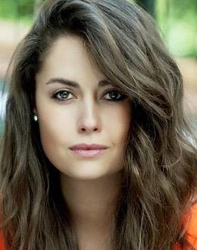 Toprak Sağlam as Meral