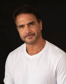 Rafael Calomeni as Carlos Eduardo "Cadu" Neves