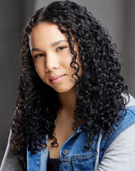 Julia Akam as Niki Smiths