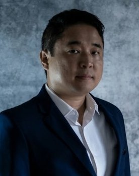 Henrique Kimura as Marcos Matsunaga