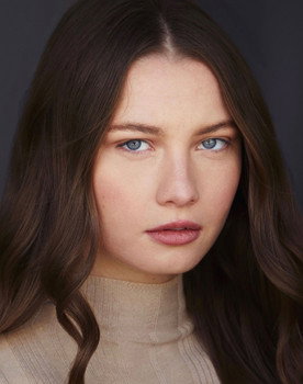 Noa Athena as Jo Roerdal