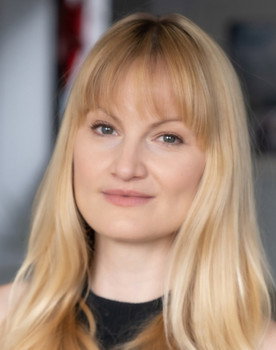 Eleanor Lawrence as Holly