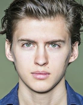 Dempsey Bryk as Ronnie Newey