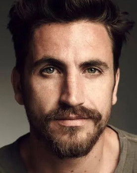 Tomas Pais as George