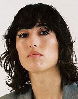 Drew Sycamore as Sig selv