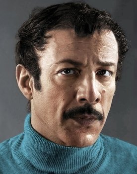 Münir Özkul as Münir