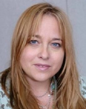 Beatie Edney as Dee
