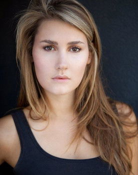 Hannah Vanderheide as Amanda