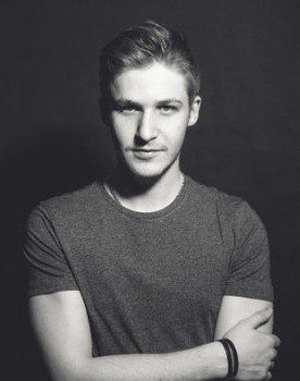 Toni Vesdream as Leo