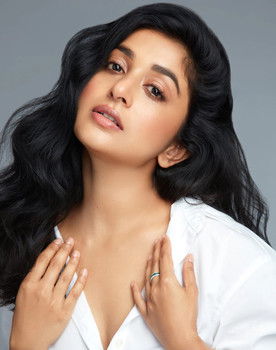 Meera Jasmine as Meera Deivanayagam