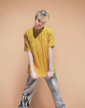 Yuniar Diansyah Putra as Dukun / Moltus (voice)