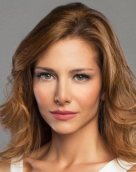 Ezgi Asaroğlu as Zeynep