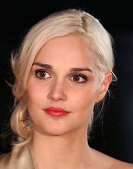 Camille Lou as Florence Gallo