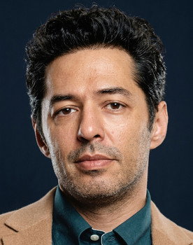 Mert Fırat as Onur