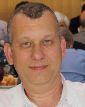 Semih Koçak as Gazeteci