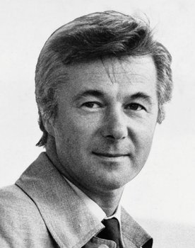 Bryan Forbes as Trumble
