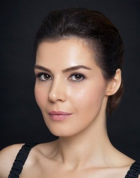 Hatice Şendil as Ceyda