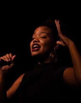 Maria Luísa Remigio as Narrator