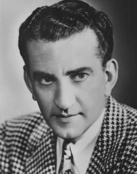 John Litel as U.S. District Attorney Homer Sears