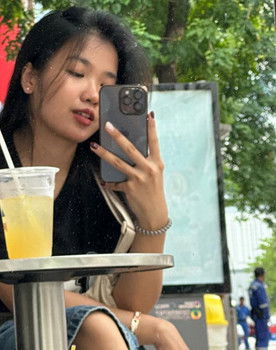 Ponchawalai Thaweekarn as A Girl