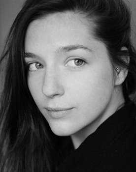 Pia Lagrange as Élise