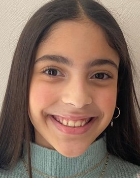 Antonella García Cañas as Lucía (Niña)