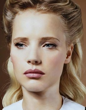 Joanna Kulig as Ania