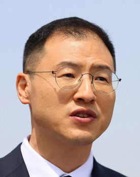 Kim Sang-wook as Self