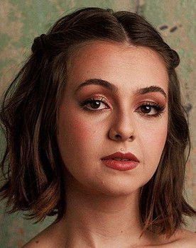 Klara Castanho as Têanira (Tetê)