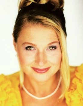 Alice Laksarová as Aunt Heda