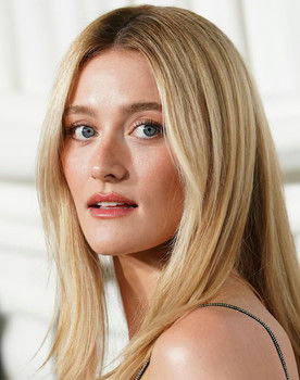 Sarah Pidgeon as Maeve