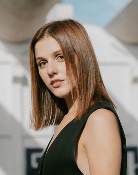 Filipa Lopes Correia as Beatriz «Bé»