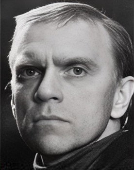 Viktor Smirnov-Golovanov as Strongman