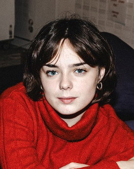 Freya Van Campenhout as Zoë