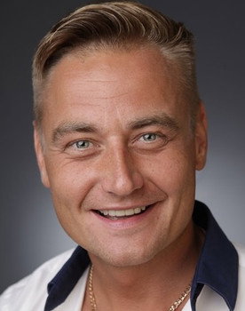 Dmitriy Sukhomlinov as metrosexual