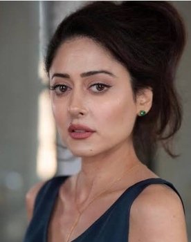 Mona Yousefi as Mandy