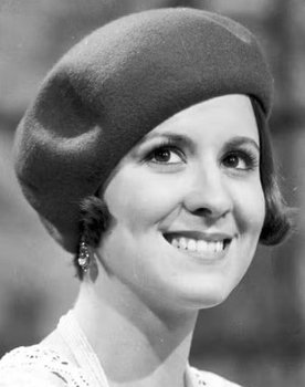 Ísis Koschdoski as Cíntia