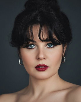 Fatma Girik as Nazife