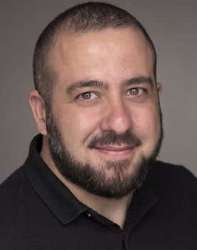 Richi Marcos as César