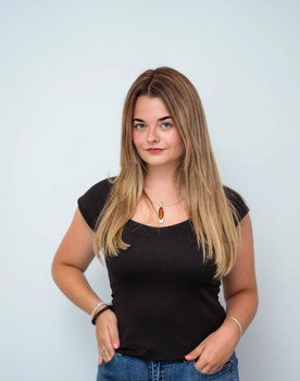 Lucía Pérez Sierra as Vanessa