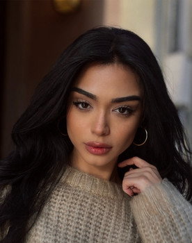 Ilayda Karatas as Demet Keseroglu