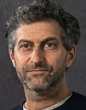 Sebastián Arzeno as Santiago