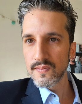 Patricio Bedoya as Policía