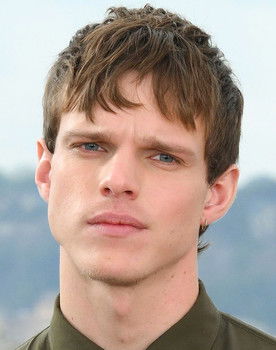 Finn Bennett as Peter Prior