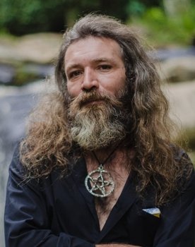 Bonny Ribeiro as Caisar