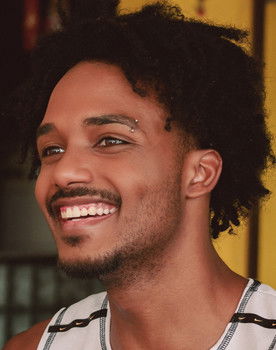 Charles Alves as Leko