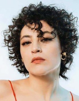 Nergis Öztürk as Nadire