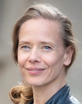 Pauline Moingeon Vallès as Bleu Ranger / Jaune Roger / Misstrique